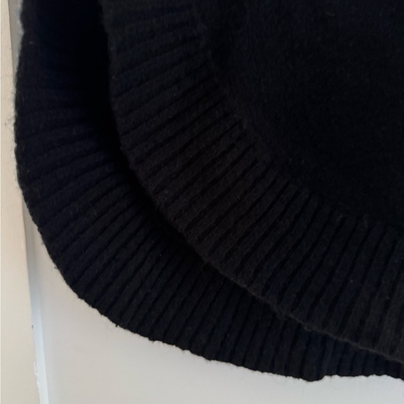 Express | Round Split Hem Sweater - Picture 4 of 9